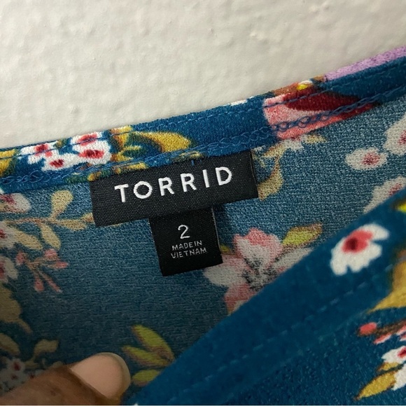 Torrid Strappy Cold Shoulder Top Crepe Floral Blue Puff Sleeve Plus Sz 2X - Picture 5 of 7